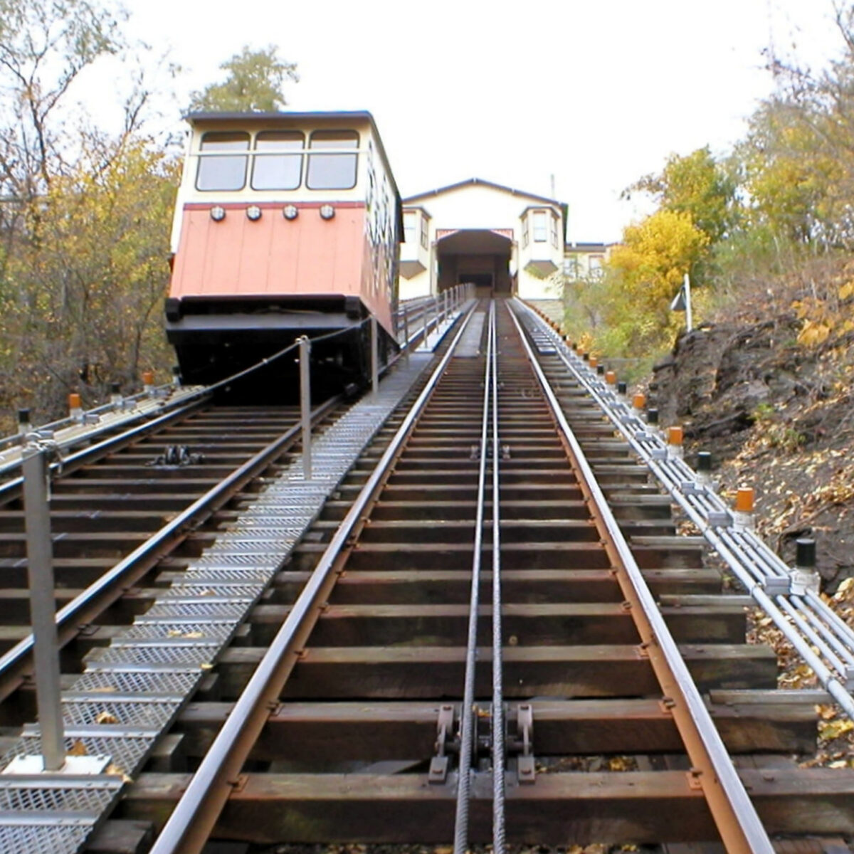 Vans could be used to shuttle riders if Monongahela Incline problems persist, Pittsburgh Regional Transit says